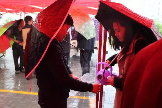 在寒冷的天氣中，為了能讓專家大夫們喝上熱水，紅改主任與柳青不斷的給大家添水。