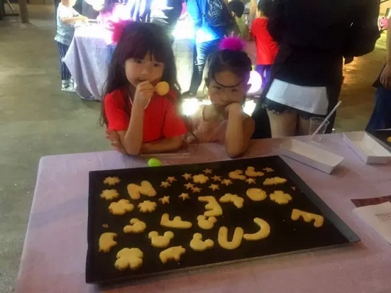 烤制好的餅干，發(fā)揮想象力，畫上美麗的圖案