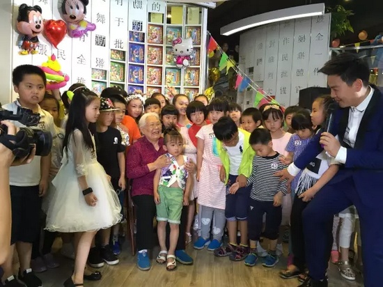 　　豫劇表演藝術(shù)家高潔老師和孩子們在一起，講述自己和戲曲的故事，祝福所有的小朋友節(jié)日快樂。