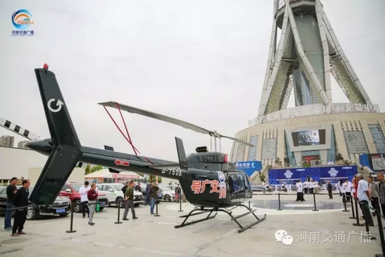 張貼著愛心助考車貼的“交廣號”直升機也同時起飛，共同開啟了今年的愛心助考之旅。