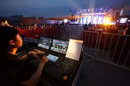 嚴(yán)謹(jǐn)?shù)囊繇懤蠋?，晚?huì)的效果全在他的控制之內(nèi)。