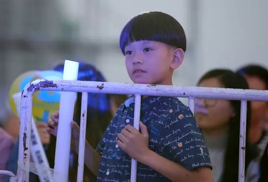 正是你們的笑容，才讓我們有了繼續(xù)前行的動(dòng)力，哪怕風(fēng)雨兼程。