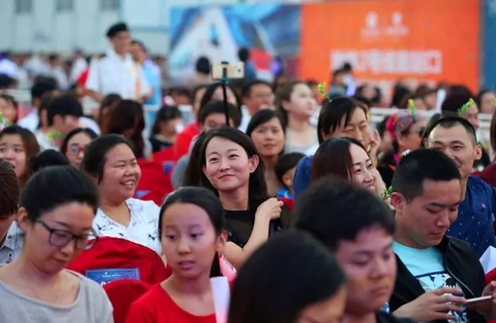 正是你們的笑容，才讓我們有了繼續(xù)前行的動(dòng)力，哪怕風(fēng)雨兼程。