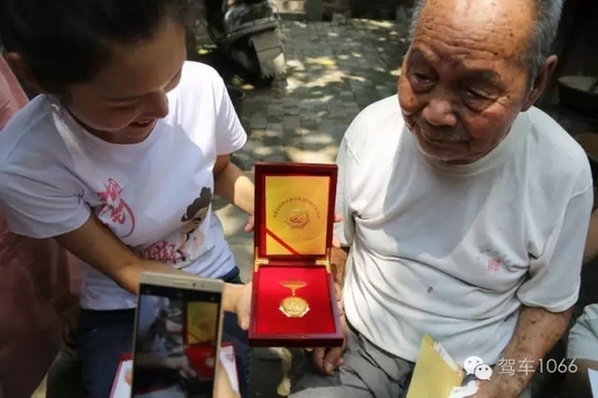 老兵聽不到我們在說什么，今年98了。