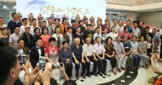 諸多藝術(shù)家和社會(huì)各界人士以及唐派弟子、戲迷到場(chǎng)祝賀