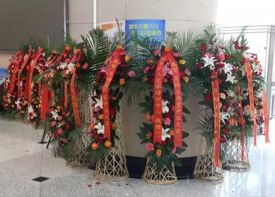 “月陽(yáng)工作室”團(tuán)隊(duì)成員、戲曲志愿者及社會(huì)各界送來(lái)的祝?；ɑ@