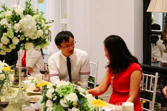 這種熱烈的氣氛，一直延續(xù)到飯桌上。