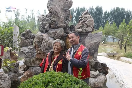 爺爺奶奶叔叔阿姨被盛運(yùn)莊園的景致吸引，紛紛拍照留影