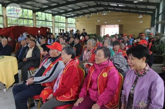 臺(tái)上展風(fēng)采，臺(tái)下笑開懷