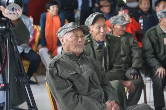 臺(tái)上展風(fēng)采，臺(tái)下笑開懷