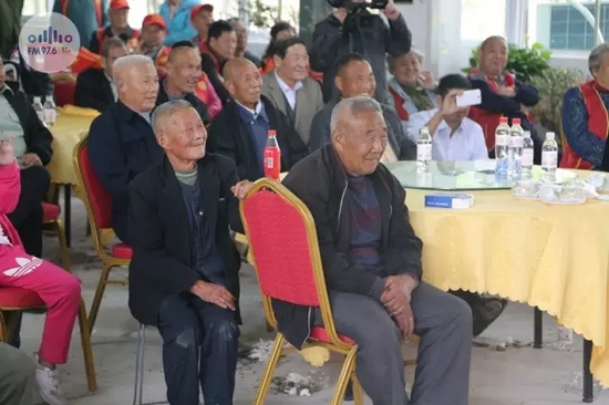 臺(tái)上展風(fēng)采，臺(tái)下笑開懷