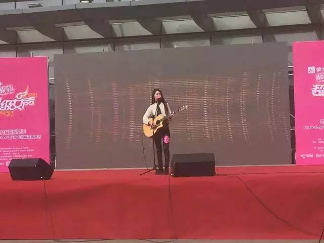 第一位自彈自唱的女生，魅力無法阻擋！