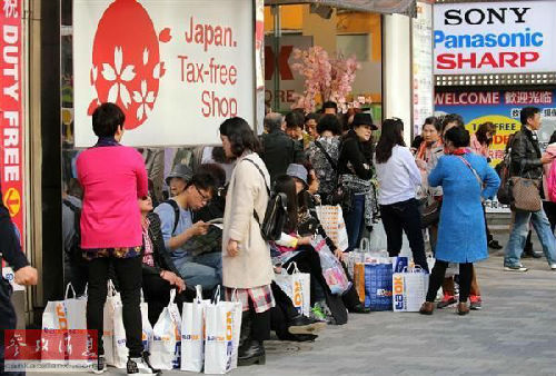 圖為東京街頭，中國游客隨處可見。