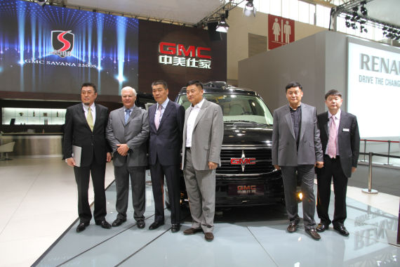 北京國際車展上，全新GMC S系列頂級商務(wù)車在亞太區(qū)首發(fā)。圖為企業(yè)領(lǐng)導(dǎo)與新車合影。