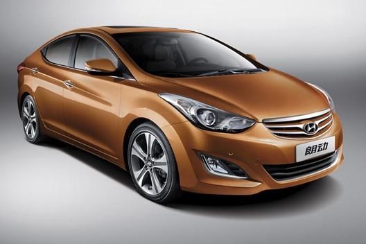 　　北京現(xiàn)代朗動(dòng)分別搭載1.6L和1.8L兩種發(fā)動(dòng)機(jī)，共7款車型?！傲黧w雕塑”設(shè)計(jì)理念持身的朗動(dòng)看上