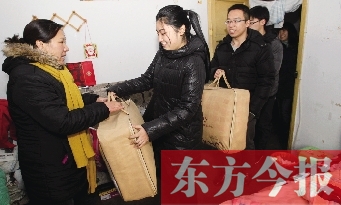 昨天下午，多位東方今報愛心讀者前往鄭州市困難戶家中贈送棉被