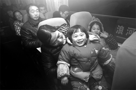 坐上愛(ài)心大巴，乘客滿臉喜悅