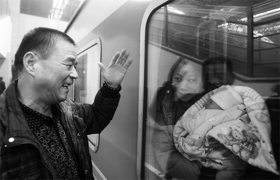 車(chē)要開(kāi)了，史振星揮手向女兒懷中的外孫告別。女兒帶著剛剛出生43天的孩子，要到千里之外湖南的婆婆家過(guò)新