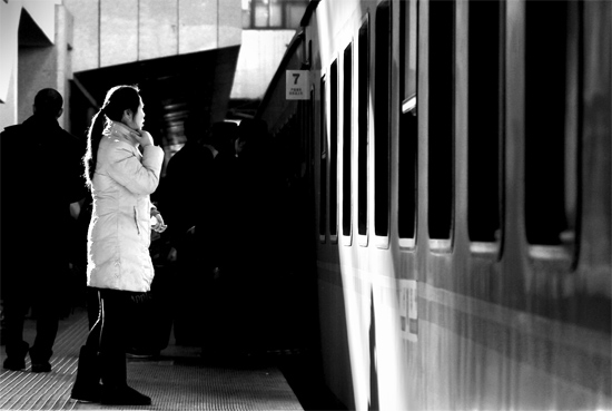 春運(yùn)大潮中，這樣難舍難分的身影總不時(shí)閃現(xiàn)在站臺(tái)上和廣場(chǎng)中