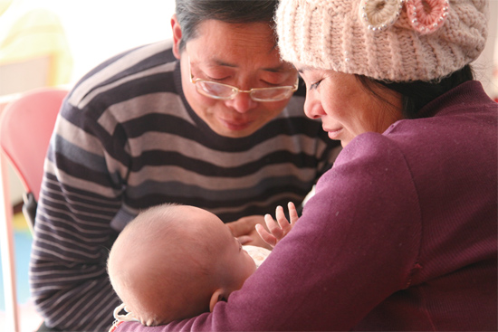 在“魯冰花舍”，李俊峰夫婦就這樣抱著奇奇看了好久