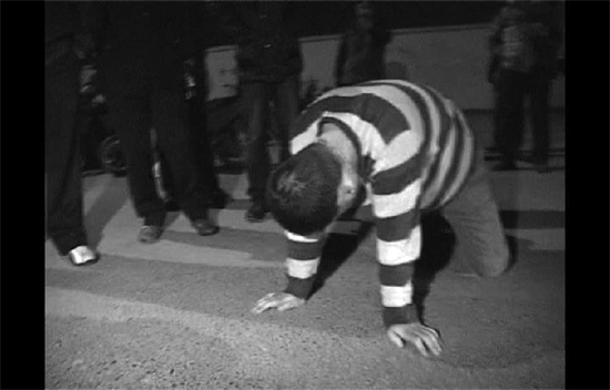 昨日凌晨，鄭州市化工路西段，渾身酒氣的男子出盡洋相