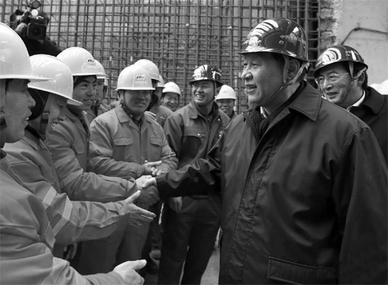 除夕前一天，習近平到北京地鐵8號線南鑼鼓巷站施工工地慰問農(nóng)民工和技術(shù)人員
