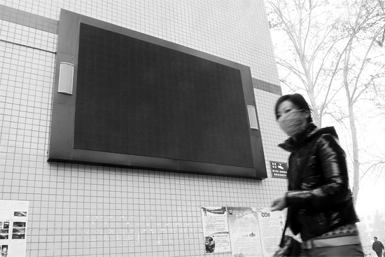 教育部下發(fā)通知，不僅要求學(xué)校引導(dǎo)學(xué)生勤儉節(jié)約，學(xué) 校也要節(jié)約辦公。昨天是開學(xué)第一天，鄭州市39中校園