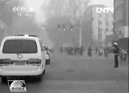 正值上下班高峰，交警調(diào)信號燈分流車輛