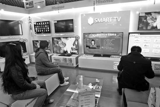 5日，鄭州市的家電賣場里，網(wǎng)絡(luò)電視正在同步直播兩會報道 東方今報記者張培方攝