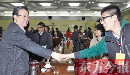 4月22日，省委書記、省人大常委會主任郭庚茂和“聚焦中博·河南行”中部六省媒體采訪團(tuán)成員親切握手