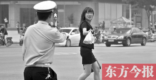 一名女子闖紅燈，并且躲避交警的處罰