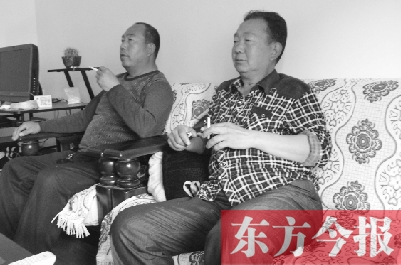 吳四輩和張年學在家聊天，談?wù)撋稌r候能去上班