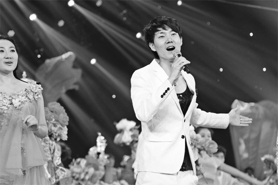 在青歌賽頒獎盛典上，王晰的超炫男低音再次引爆全場