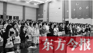 演員謝幕時，沒有觀眾離場，而是全部起立熱烈鼓掌