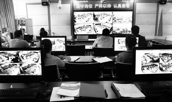 2013年高考首日，鄭州市國家考試考務指揮中心內，工作人員通過監(jiān)控器遠程監(jiān)考