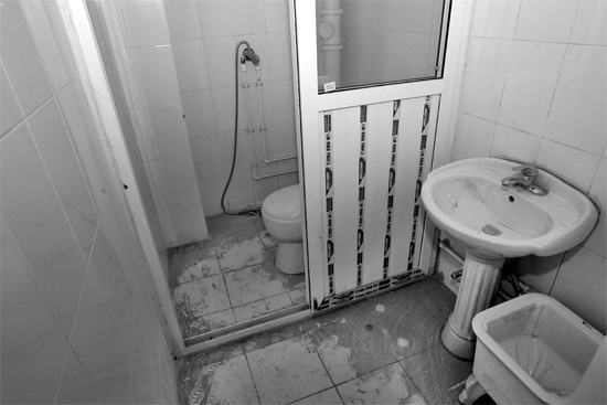 不僅周邊設(shè)施齊全，鄭州公租房室內(nèi)設(shè)施也齊全。圖為剛安裝好的衛(wèi)浴設(shè)施