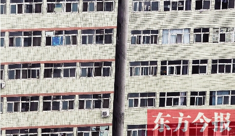 鄭州市城中村眾多類似這樣火柴盒式的房間，成了大中專畢業(yè)生們暫時安放青春和夢想的地方