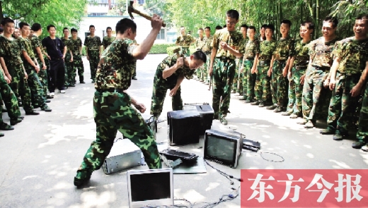 為了讓孩子表達(dá)戒除網(wǎng)癮的決心，學(xué)校組織孩子親手砸毀電腦