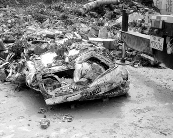 7月2日，新密市區(qū)，暴雨沖倒圍墻，一輛汽車被砸成“鐵餅”