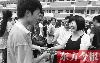7月23日，晨鐘教育集團(tuán)黨委書記張玲為支教大學(xué)生頒發(fā)證書