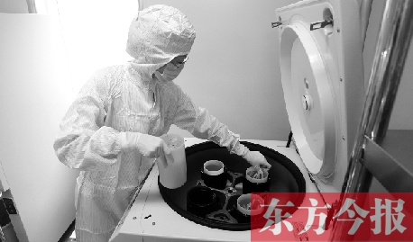 鄭州一專門儲(chǔ)存臍帶血的機(jī)構(gòu)，專業(yè)人員正在把臍帶血存放在儲(chǔ)藏箱里