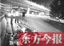 昨日凌晨3時(shí)，鄭州市區(qū)河醫(yī)立交橋下，交警在勘察現(xiàn)場(chǎng)