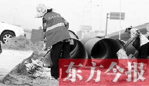 鄭州市鄭東新區(qū)，烈日下工作的環(huán)衛(wèi)工