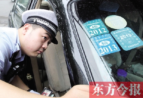昨天上午，鄭州交巡警開(kāi)始對(duì)進(jìn)入四橋一路的非綠標(biāo)車按闖禁行進(jìn)行處罰