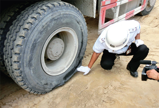 8月3日，棉紡路與六廠前街交叉口附近一輛水泥罐車突然爆胎，路邊一輛電動車被沖擊波震翻報廢