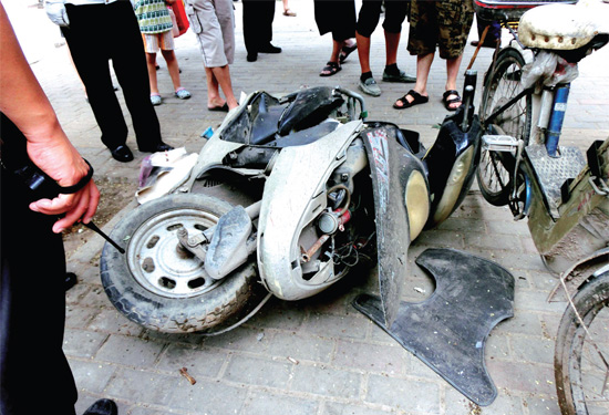 8月3日，棉紡路與六廠前街交叉口附近一輛水泥罐車突然爆胎，路邊一輛電動車被沖擊波震翻報廢