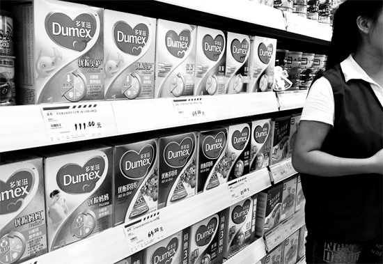 5日，鄭州一家超市內(nèi)，多美滋其他階段奶粉仍在售，但無人問津