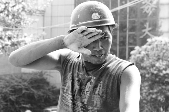 昨日，濟(jì)源市市政工人王紅旗在揮汗工作