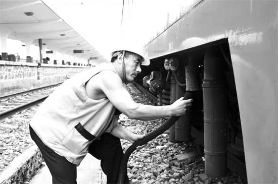 昨日，商丘火車站給水員在烈日下工作