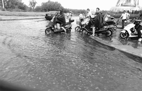 8月7日，鄭州一場(chǎng)暴雨，鄭州多處干道被淹，市民行路如過(guò)河